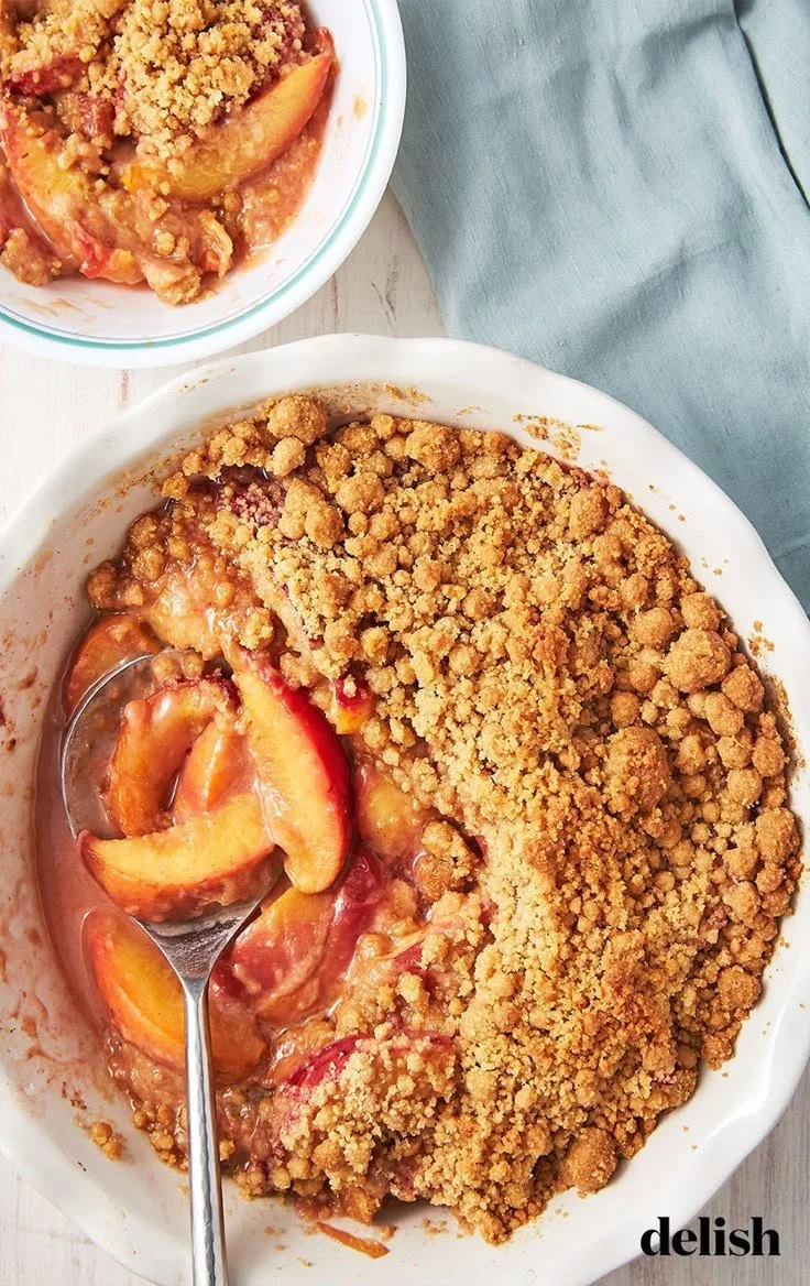 Delicious peach crumble with a golden brown topping and fresh peaches