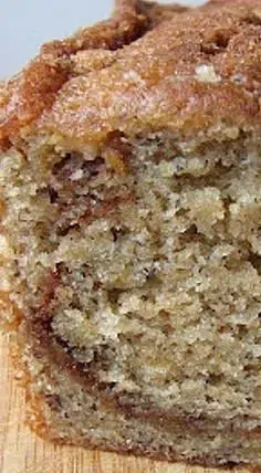 Delicious banana bread topped with cinnamon brown sugar streusel