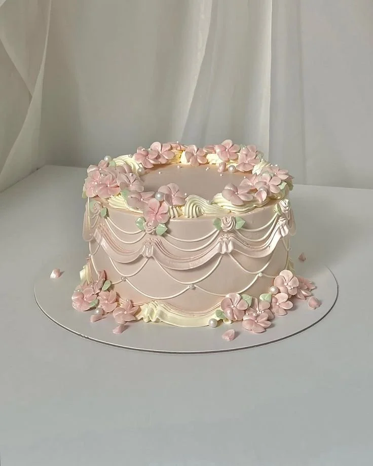 Pearlescent satin cake decorated with a glossy finish and elegant design.