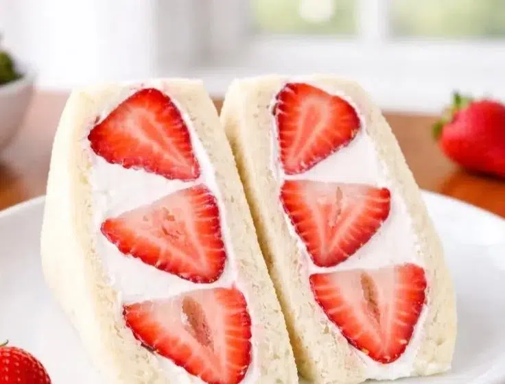 Delicious strawberry sandwich made with fresh strawberries and creamy filling